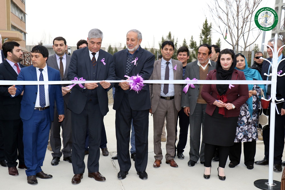 لوی‌څارنوال در حال افتتاح نمودن نمایشگا برنامه گرامی‌داشت از روز جهانی زن 